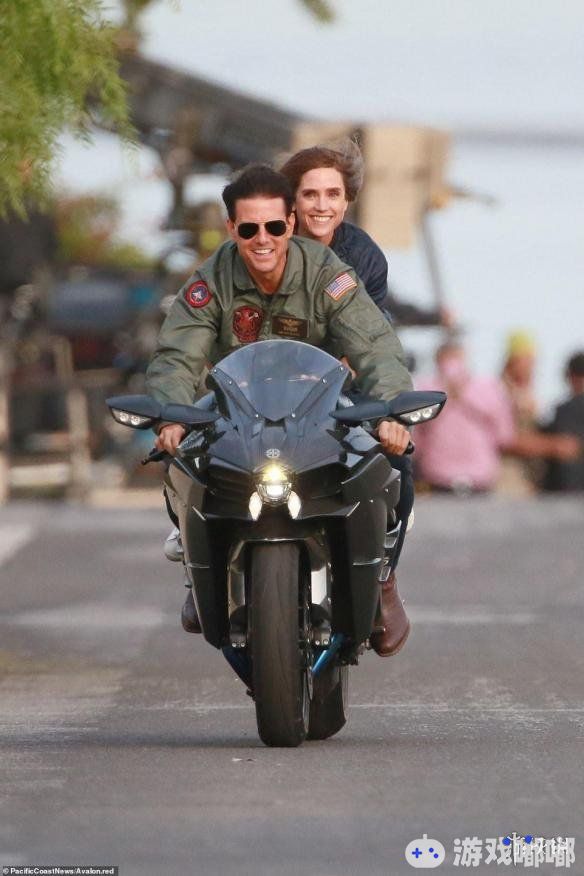 今天，由汤姆·克鲁斯主演的《壮志凌云2》曝光了一组全新的片场照，阿汤哥骑着模特载着美女飞驰而来，一起来看看吧！