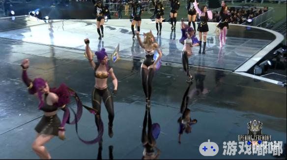在不久前的《英雄联盟（League of Legends）》世界锦标赛开幕式上，四位游戏中的性感女角色借现实增强技术闪亮登场，与真人美女歌手一起为粉丝献唱！