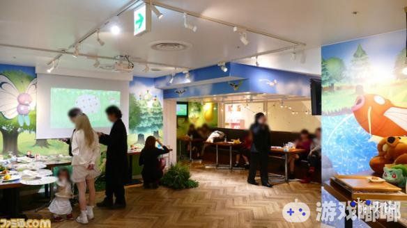 位于东京池袋的《精灵宝可梦lest Go,伊布皮卡丘》主题咖啡馆终于在今天正式开张了。但是有日本游戏媒体的小姐姐提前去参观了这个咖啡馆。咖啡馆里到底有什么，一起来看看吧！