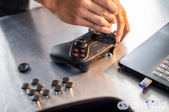 最近，Astro为索尼PS4推出了一款精英手柄C40 TR，并获得了官方授权。它可以通过修改键位使左右两个摇杆不再平行对称！2019年它就会正式上市。
