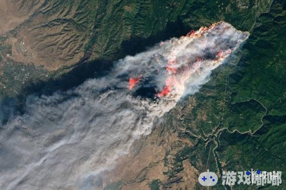 当地时间11月8日，美国加州发生火灾，烈火熊熊，短短几小时内，超过1.8万英亩土地被烧毁，有医院，加油站，房屋等。