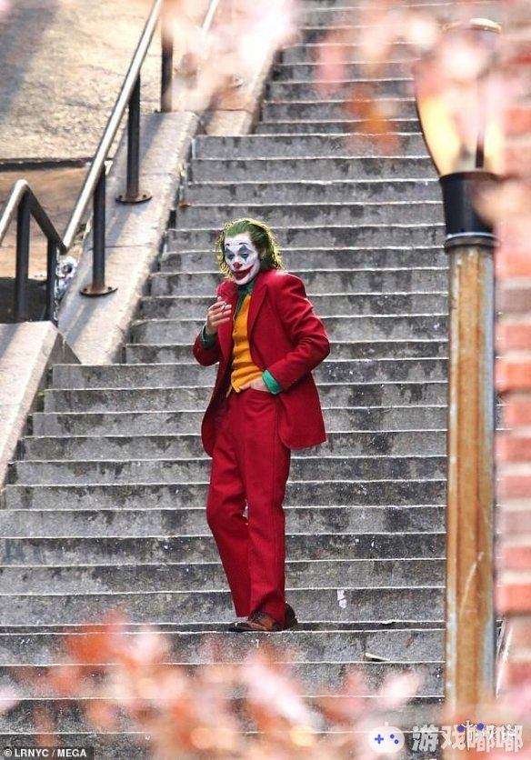 由杰昆·菲尼克斯主演的《小丑》拍摄已经全部完成，纽约最后一日片场照曝光了小丑与他的分身亚瑟·弗莱克的双重扮相，来看看吧！