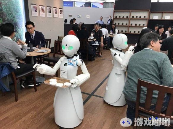 在科技发达的21世纪，机器人运用到服务行业已不算特别。日本有一家分身机器人咖啡厅不但运动了高科技，而且蕴藏在背后的故事非常暖心，一起来看看吧。