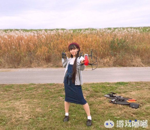 矢野茜是现在日本很气很高的动画师，近日，她在推特晒出了一组身穿水手服并扎着两个超长麻花辫的自拍照，可以说相当的可爱了！