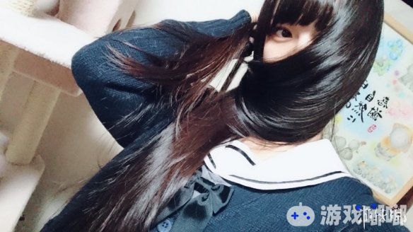 矢野茜是现在日本很气很高的动画师，近日，她在推特晒出了一组身穿水手服并扎着两个超长麻花辫的自拍照，可以说相当的可爱了！