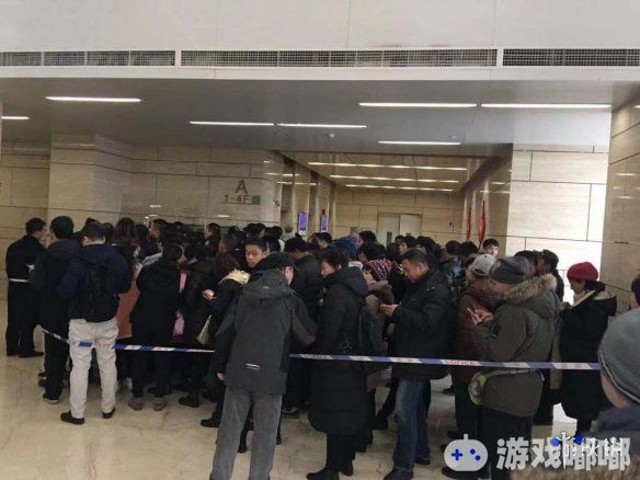 今日有网友反馈，有大批用户前往位于北京中关村互联网金融大厦的ofo总部退押金，大厦楼下退押金的用户排起了长龙，排队时长大约两小时。一起来看看吧。