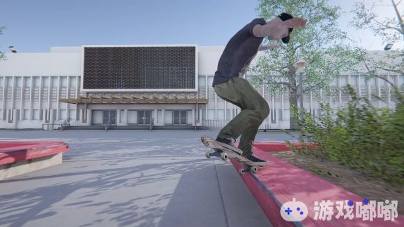 在《滑板XL》中，玩家可以使用现实世界中的滑板，开发属于自己的花样。在游戏的抢先体验阶段，玩家可以在洛杉矶法院附近滑行，其它场地期待公布。
