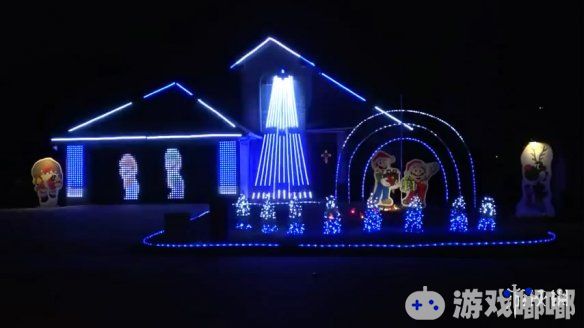 欧美人的圣诞节就快到了，每到这个时候，家家户户都会布置各种圣诞节的装饰品，今天我们带大家来欣赏一组欧美人布置的《超级马里奥兄弟》主题的彩灯场景，一起来感受下吧！
