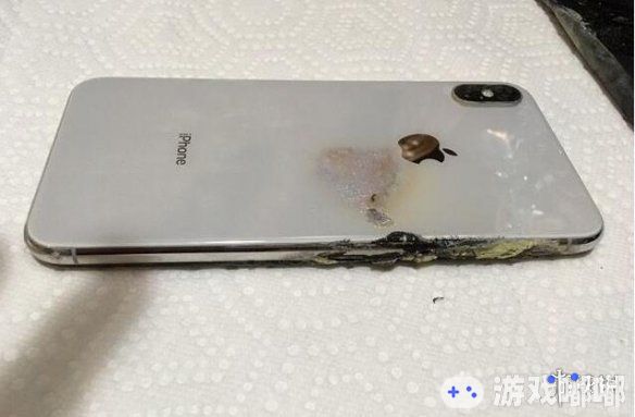 美国一位男子在12月的时候，搁在裤兜里的iPhone XS Max发生了自燃。不出意外，这大概是起电池安全事故了。各位使用智能手机的朋友要小心呀！