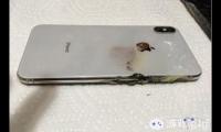 美国一位男子在12月的时候，搁在裤兜里的iPhone XS Max发生了自燃。不出意外，这大概是起电池安全事故了。各位使用智能手机的朋友要小心呀！