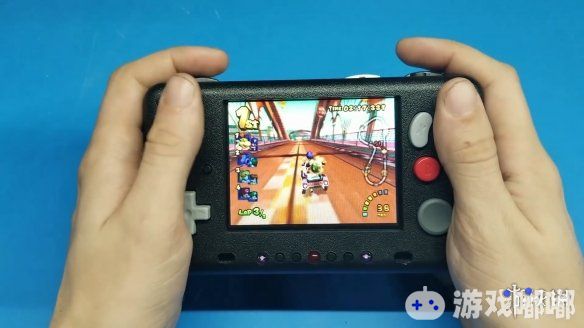 YouTube用户“Shank Mods”制作了一台非常牛逼的掌机，这台掌机名为“PiiWii”，它可以玩Wii和NGC的游戏，一起来看看介绍视频吧！