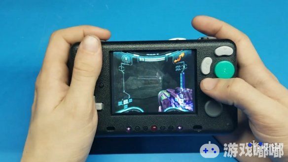 YouTube用户“Shank Mods”制作了一台非常牛逼的掌机，这台掌机名为“PiiWii”，它可以玩Wii和NGC的游戏，一起来看看介绍视频吧！