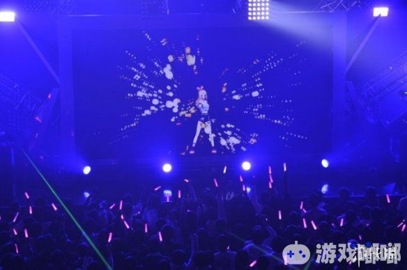 “人工智障”爱酱2018年12月29日举办了首场演唱会，多达2500名粉丝到现场，各种周边更是销售火爆。