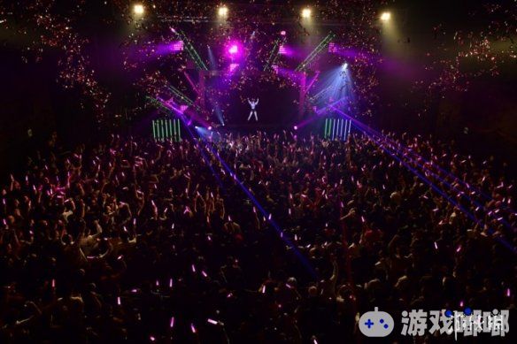 “人工智障”爱酱2018年12月29日举办了首场演唱会，多达2500名粉丝到现场，各种周边更是销售火爆。