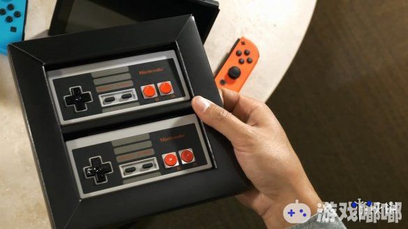 几个月前，任天堂公布了一款Switch专用的FC造型的复古小手柄，现在，任天堂公布了一段视频，介绍了这个FC造型的复古小