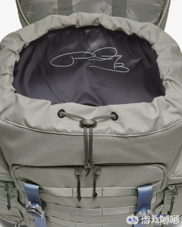 今日，NIKE和索尼合作推出了一款双肩背包，采取了大型旅行包的样式，侧面印有PS1主机的经典LOGO。一起来看看吧！