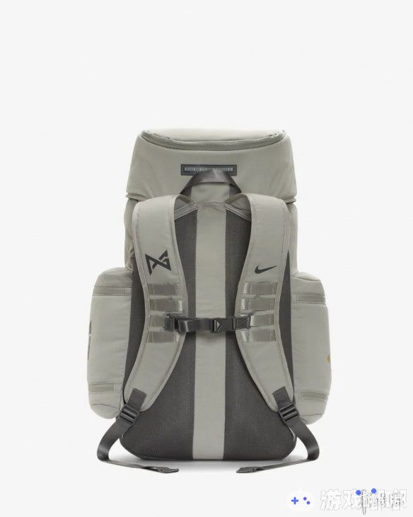 今日，NIKE和索尼合作推出了一款双肩背包，采取了大型旅行包的样式，侧面印有PS1主机的经典LOGO。一起来看看吧！