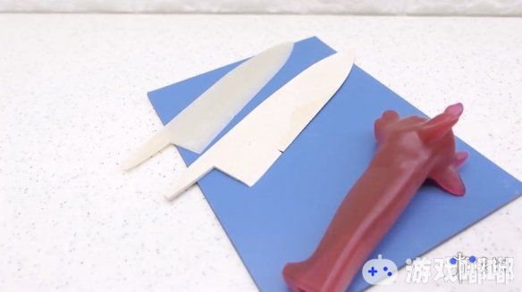 “世界上最锋利的菜刀”最新作品“海藻菜刀”发布！还和“牛奶菜刀”来了一场对决，一起来看看吧。